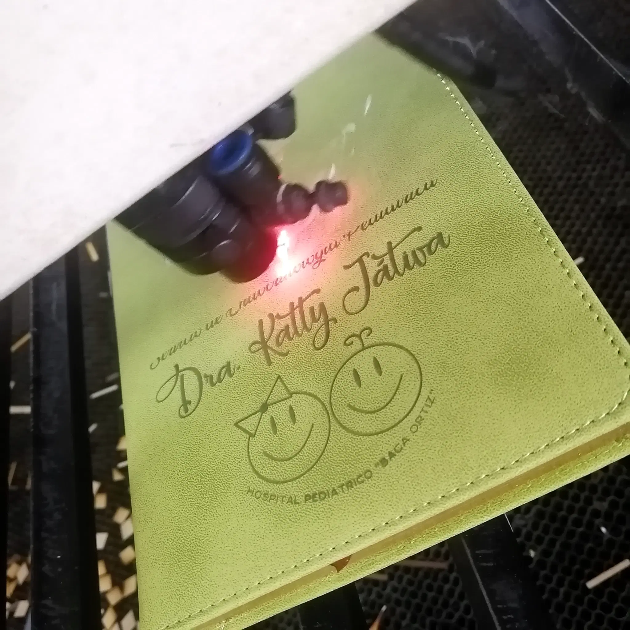 Grabado laser agenda cuero 1